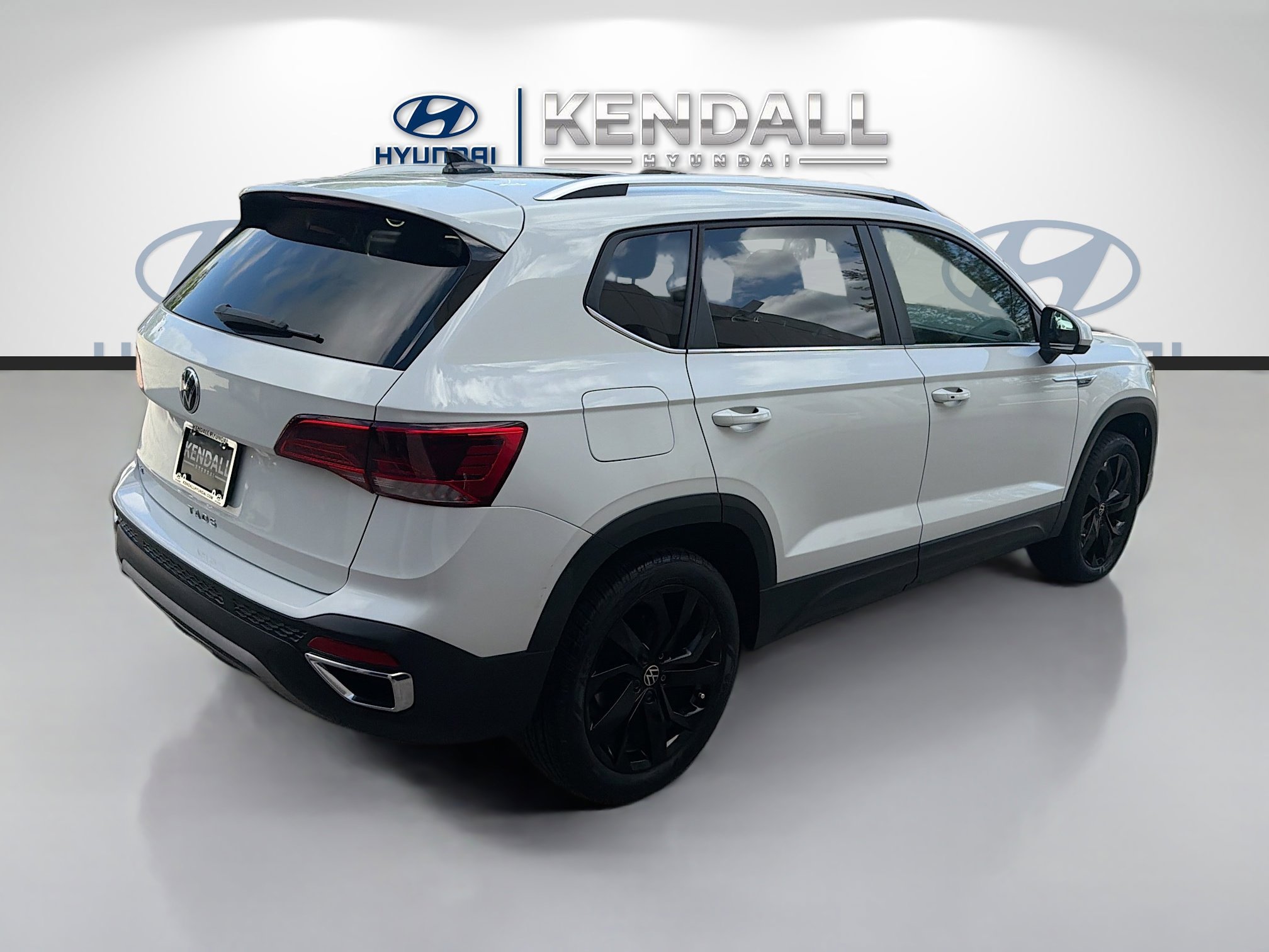 Used 2022 Volkswagen Taos SE w/ Panoramic Sunroof Package FWD image 5