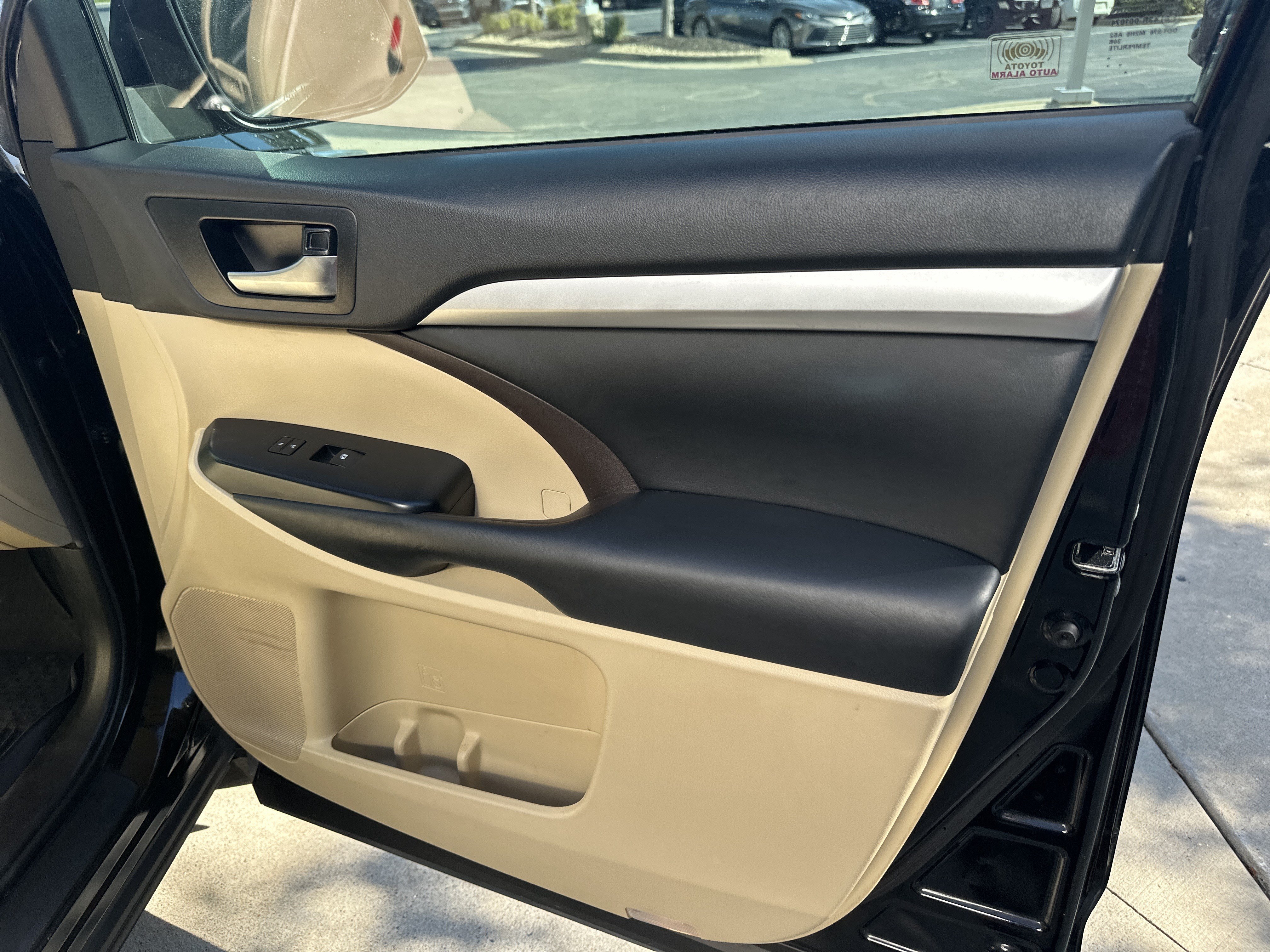 Used 2019 Toyota Highlander XLE AWD/4WD image 29