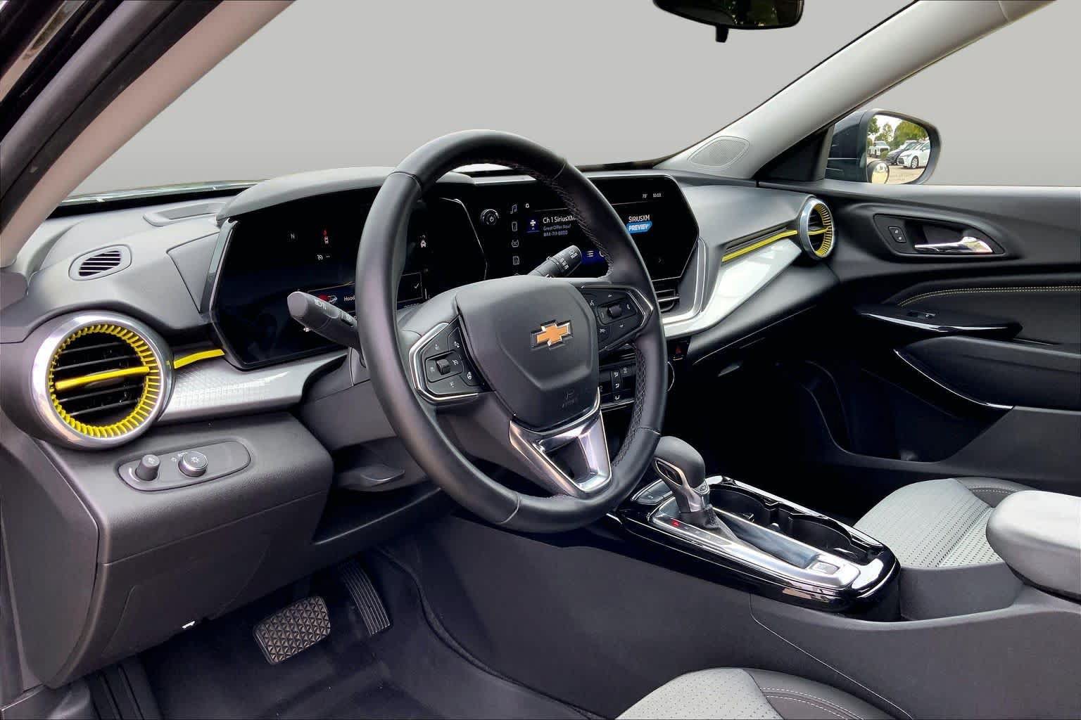 Used 2024 Chevrolet Trax LT w/ Sunroof Package FWD image 18