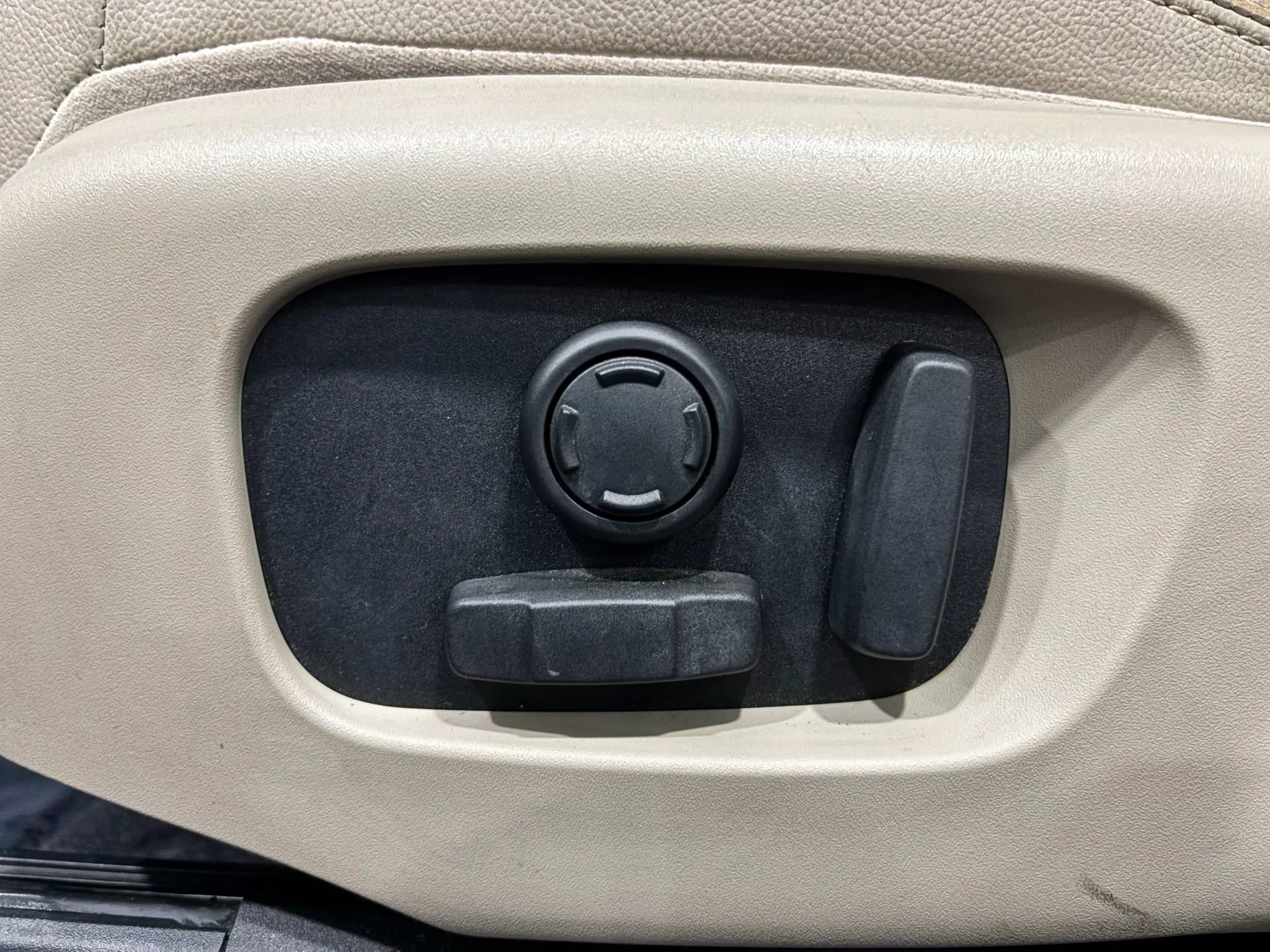 Used 2017 Land Rover Discovery SE AWD/4WD image 13