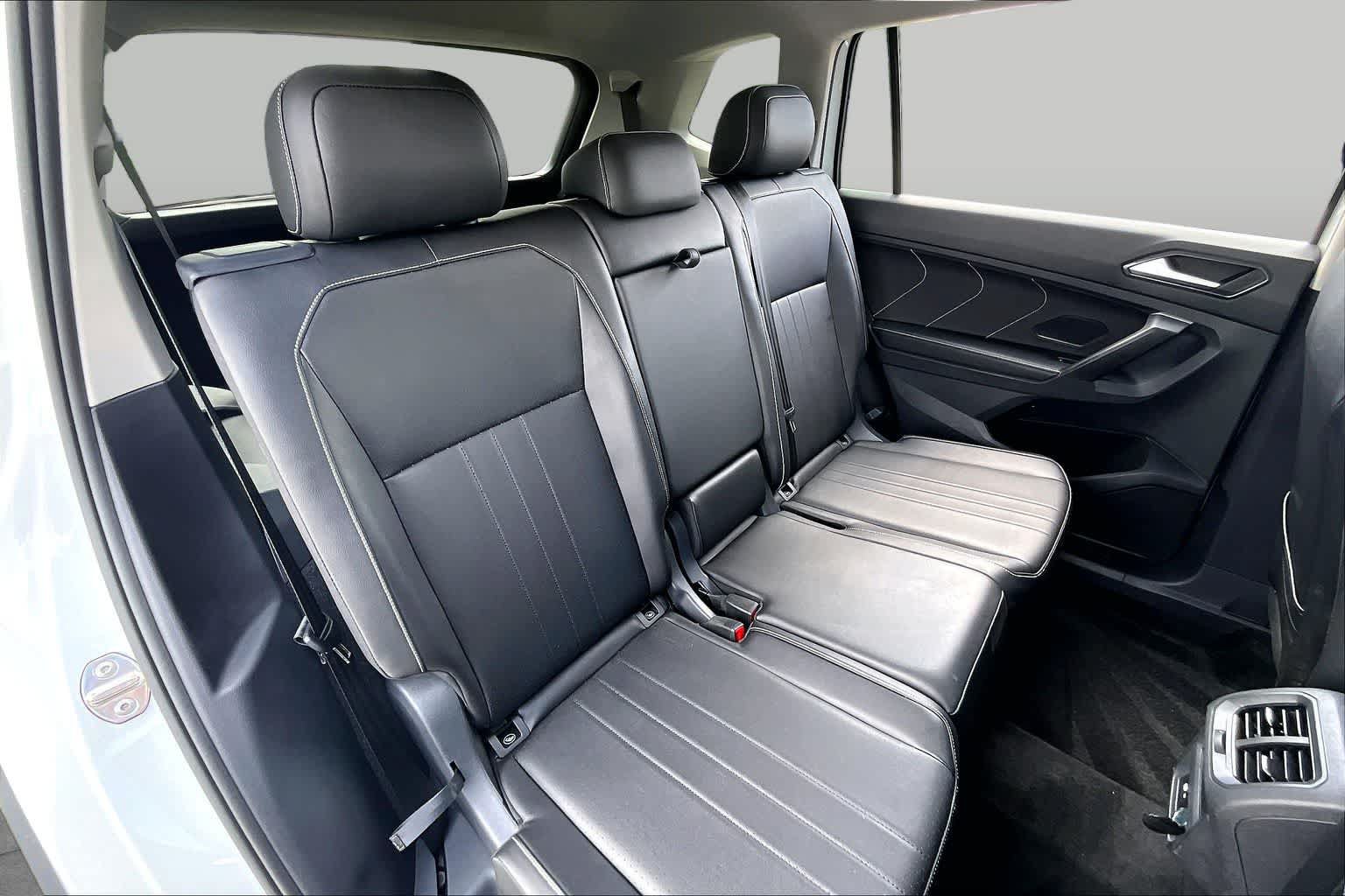 Used 2024 Volkswagen Tiguan SE FWD image 18
