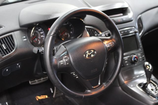 Used 2011 Hyundai Genesis 3.8 RWD image 12