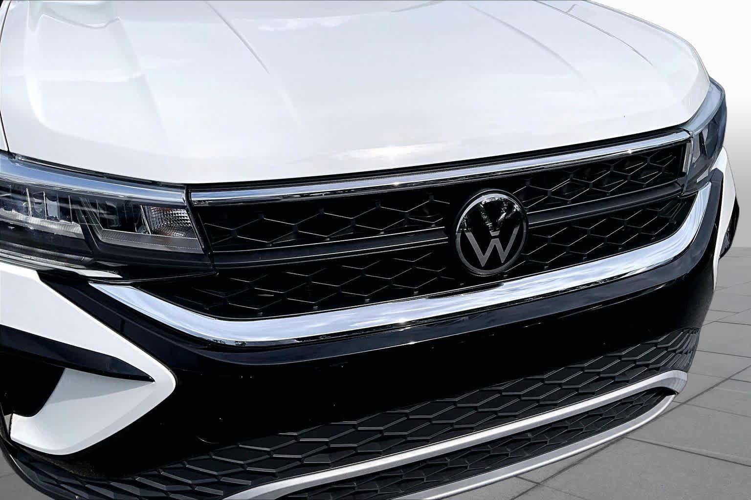 Used 2023 Volkswagen Taos SE w/ Panoramic Sunroof Package FWD image 30