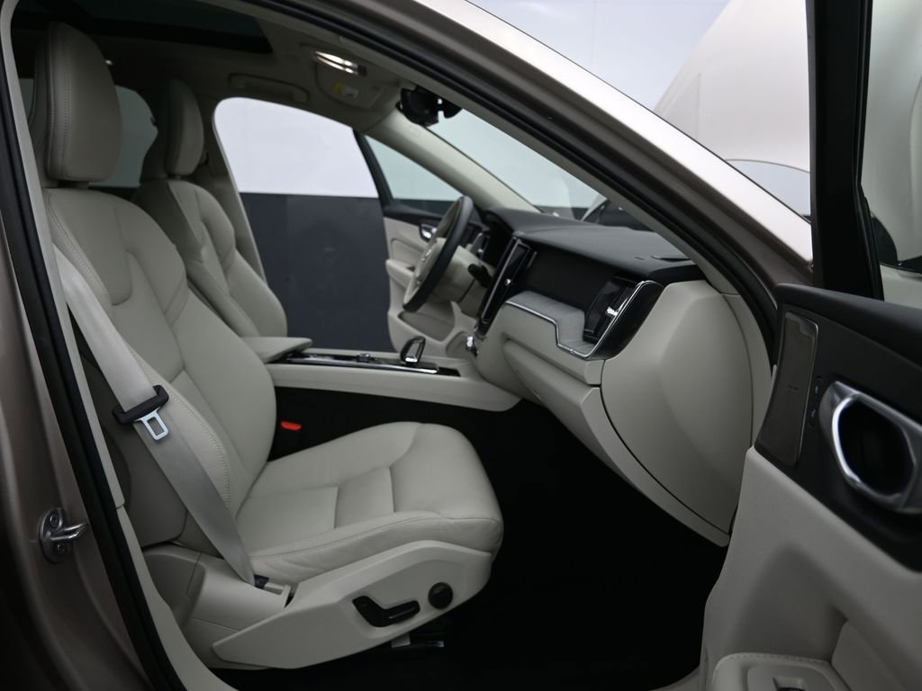 Certified 2023 Volvo XC60 B5 Plus image 15