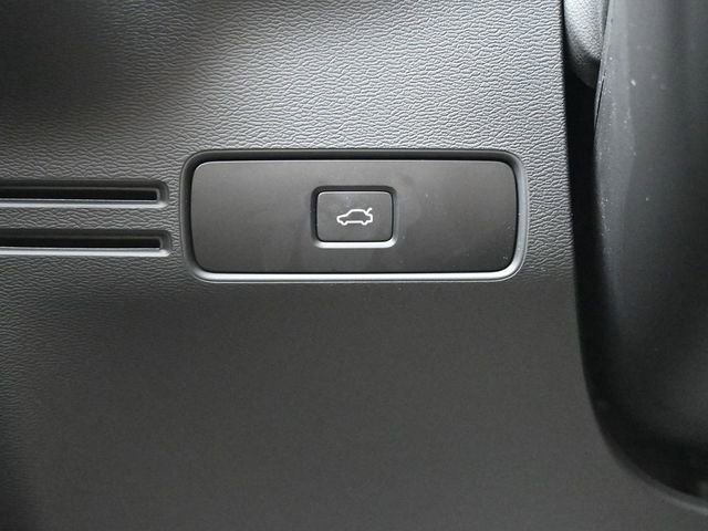 Used 2024 Volvo XC40 B5 Plus image 27