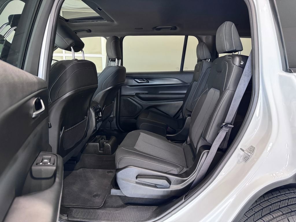 Used 2025 Jeep Grand Cherokee L Laredo AWD/4WD image 9