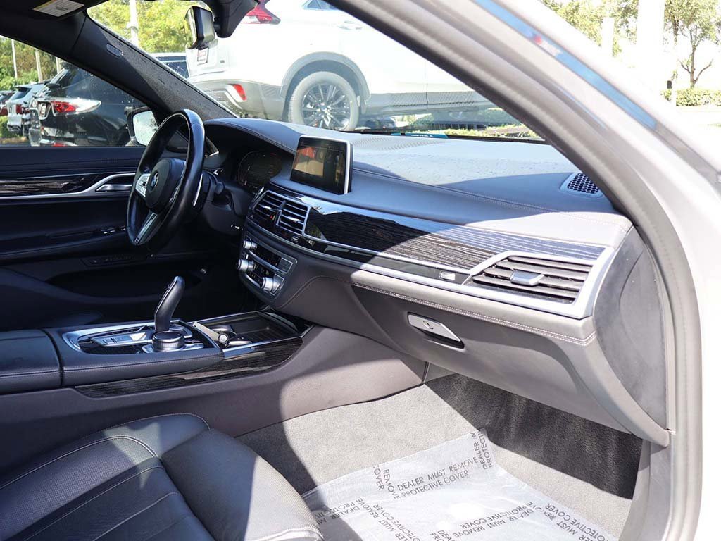Used 2022 BMW 740i w/ M Sport Package image 30