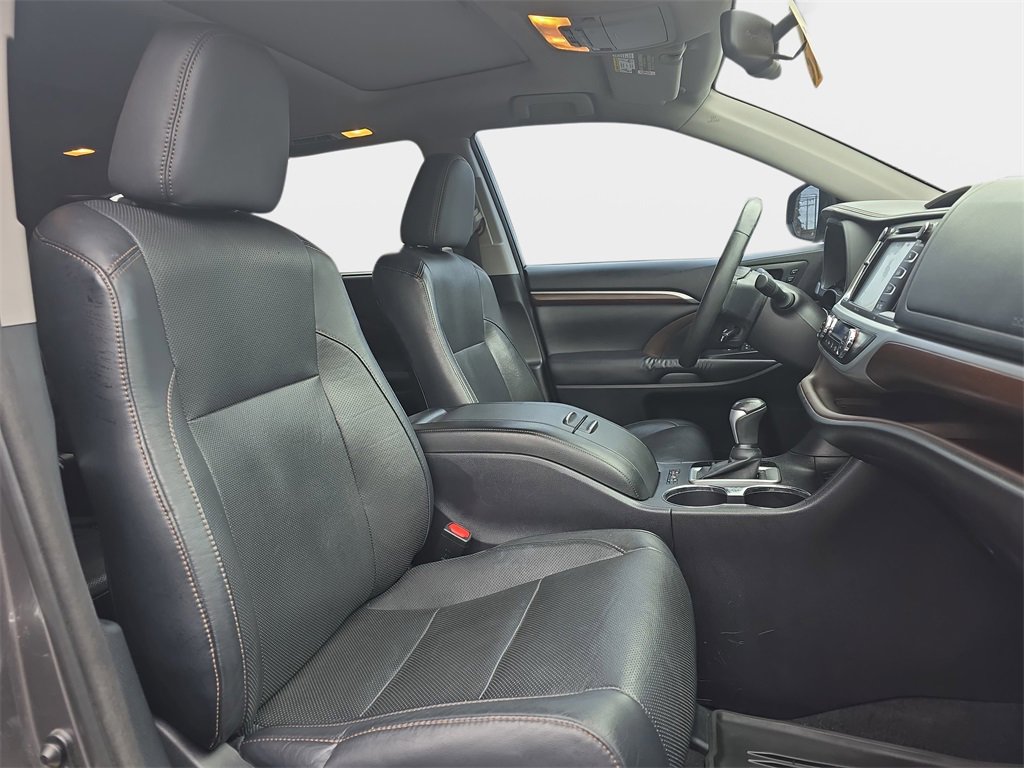 Used 2015 Toyota Highlander Limited image 10