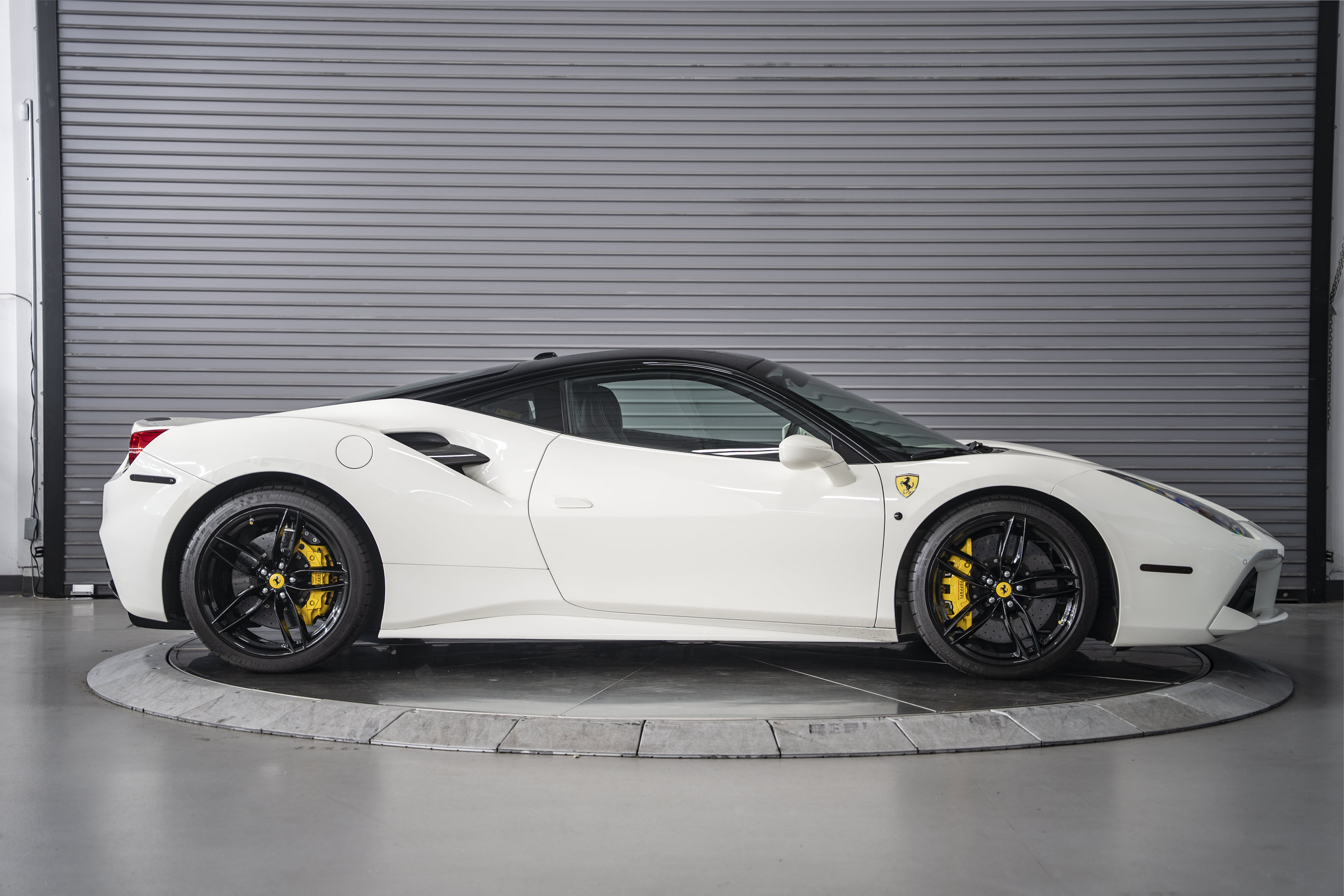 Used 2018 Ferrari 488 GTB RWD image 6