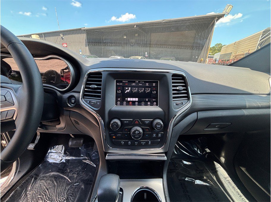 Used 2019 Jeep Grand Cherokee Laredo AWD/4WD image 11