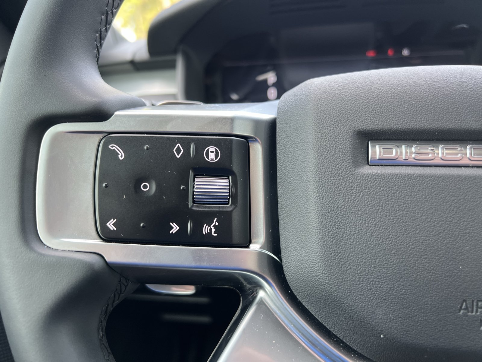 Used 2025 Land Rover Discovery Dynamic SE AWD/4WD image 18