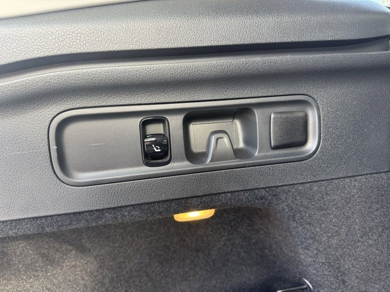 Used 2025 Mercedes-Benz GLC 350e 4MATIC image 46