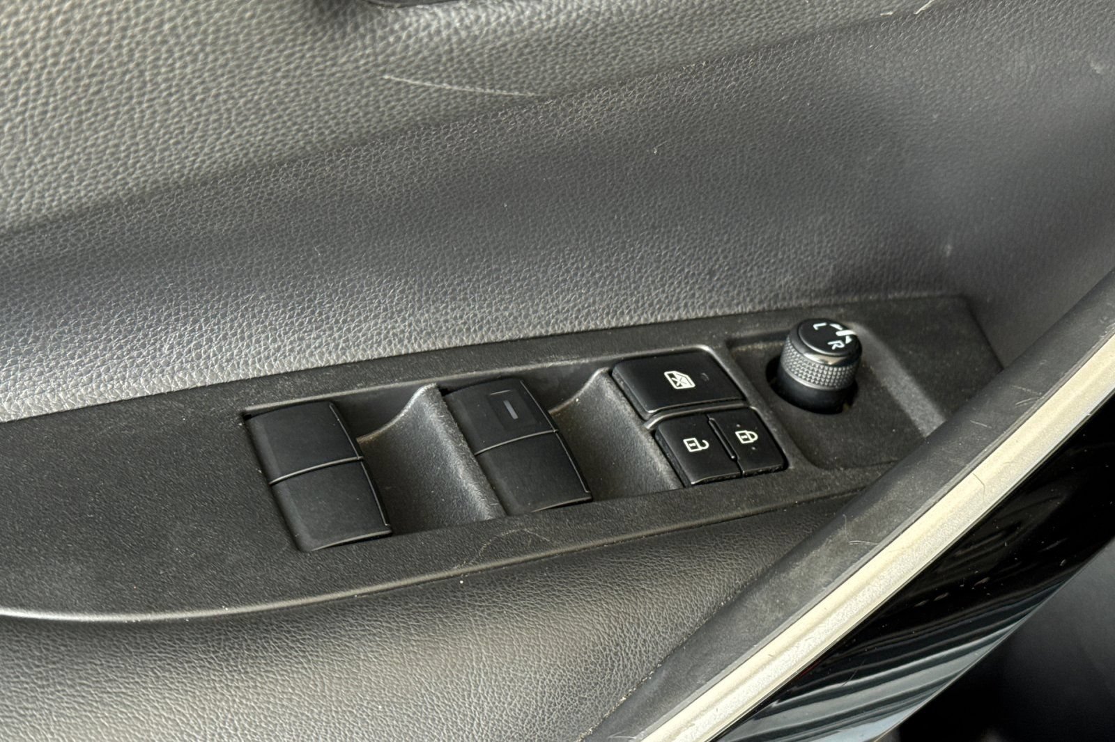 Used 2022 Toyota Corolla LE FWD image 12