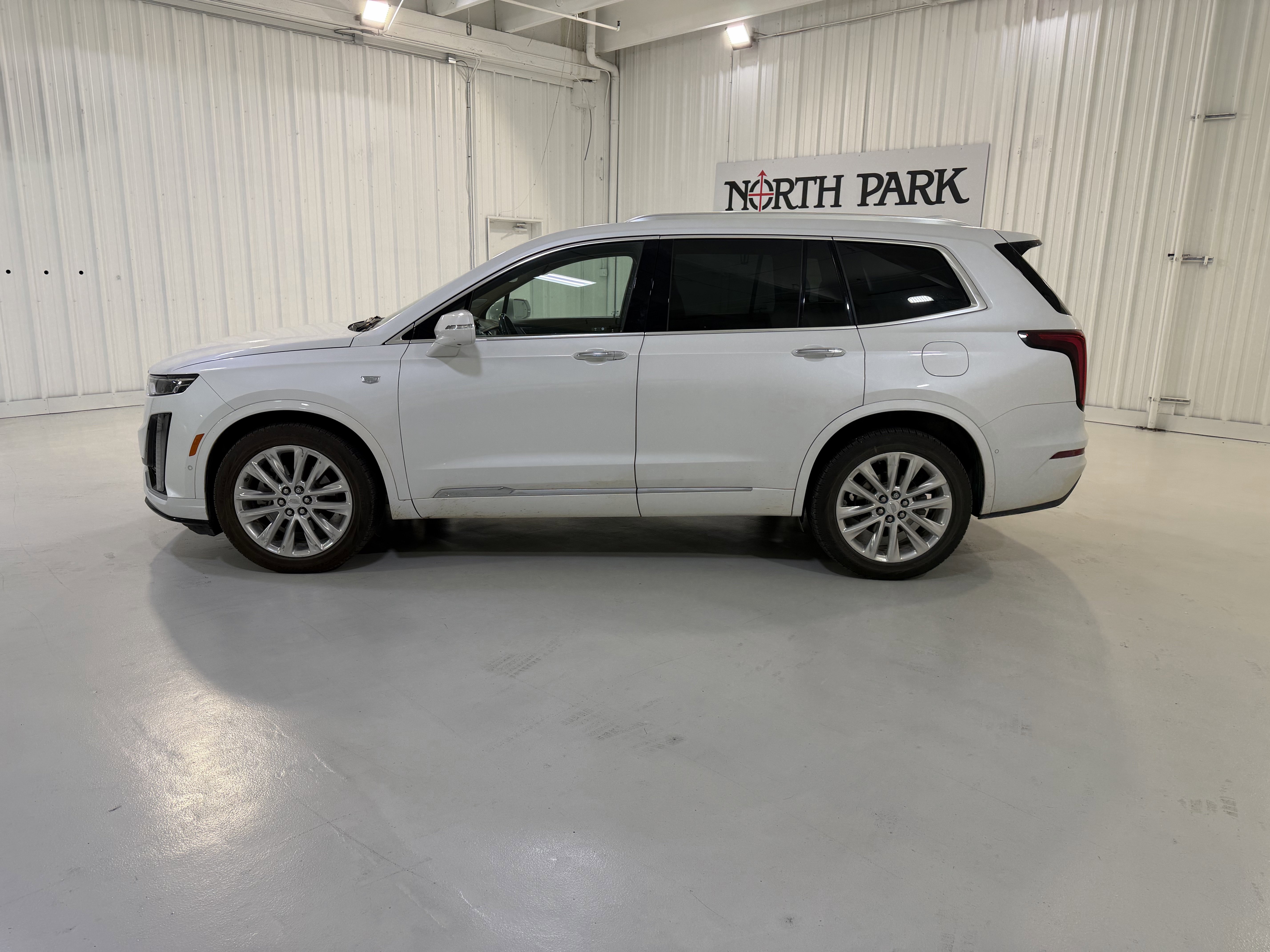 Used 2020 Cadillac XT6 Premium Luxury w/ Platinum Package AWD/4WD image 2