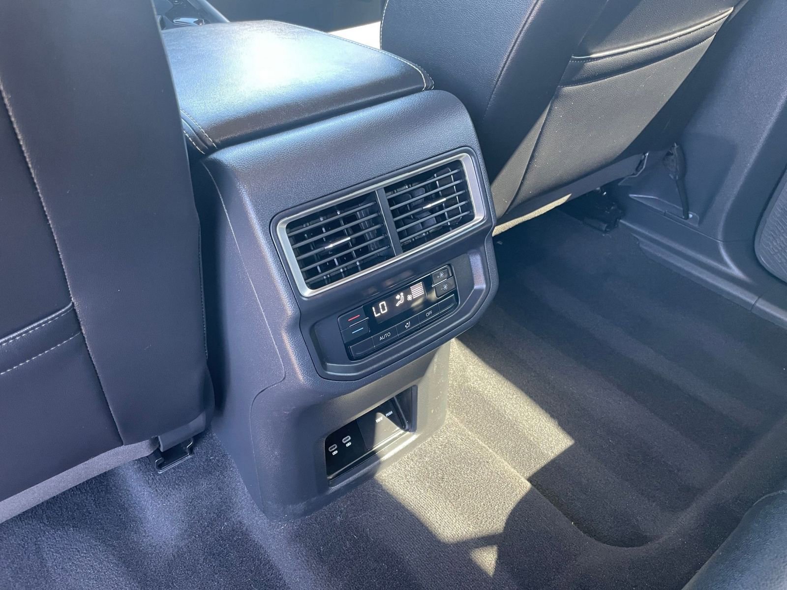 Used 2025 Volkswagen Atlas SE image 24