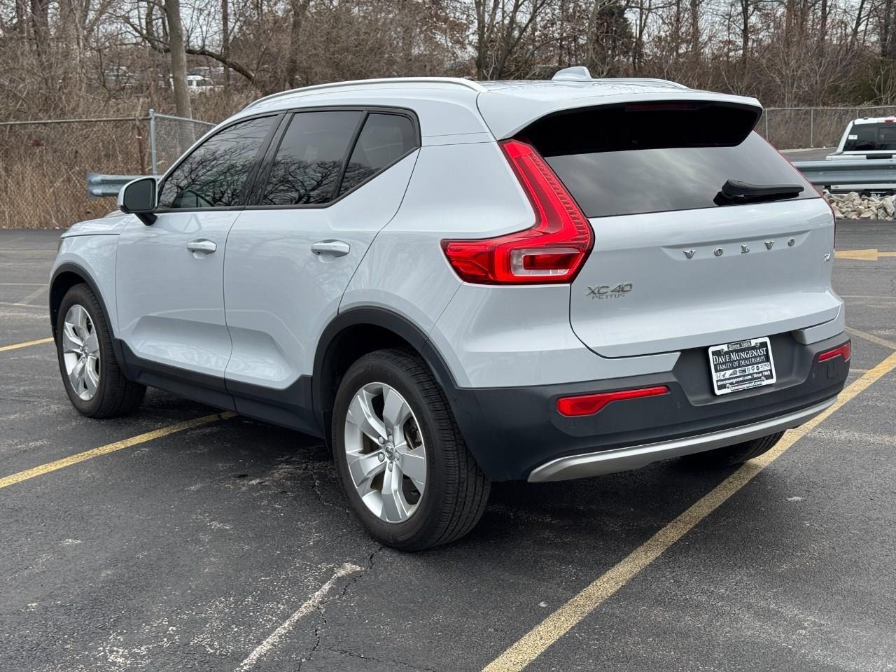 Used 2022 Volvo XC40 T4 Momentum image 7