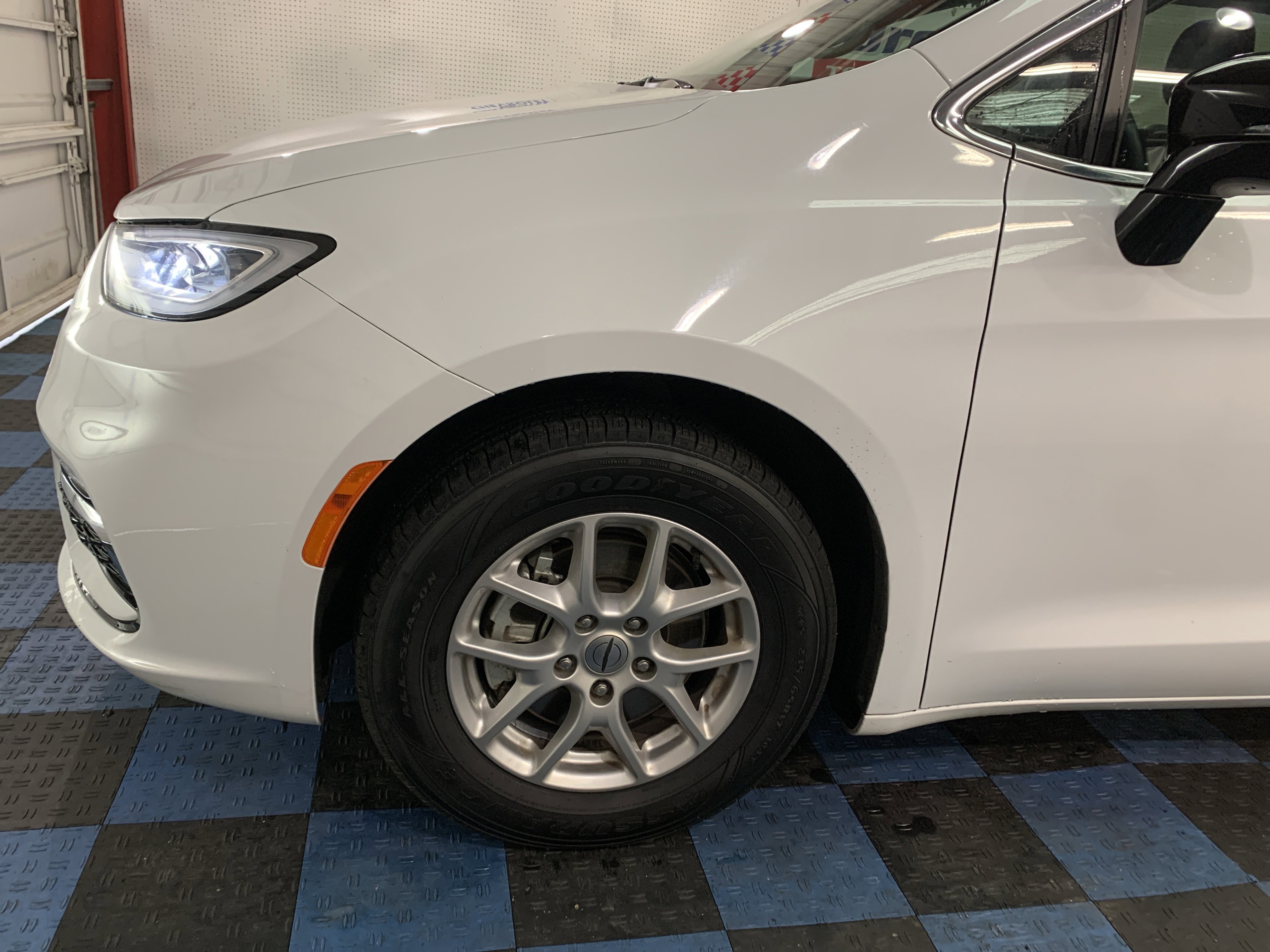 Used 2024 Chrysler Pacifica Touring-L image 9