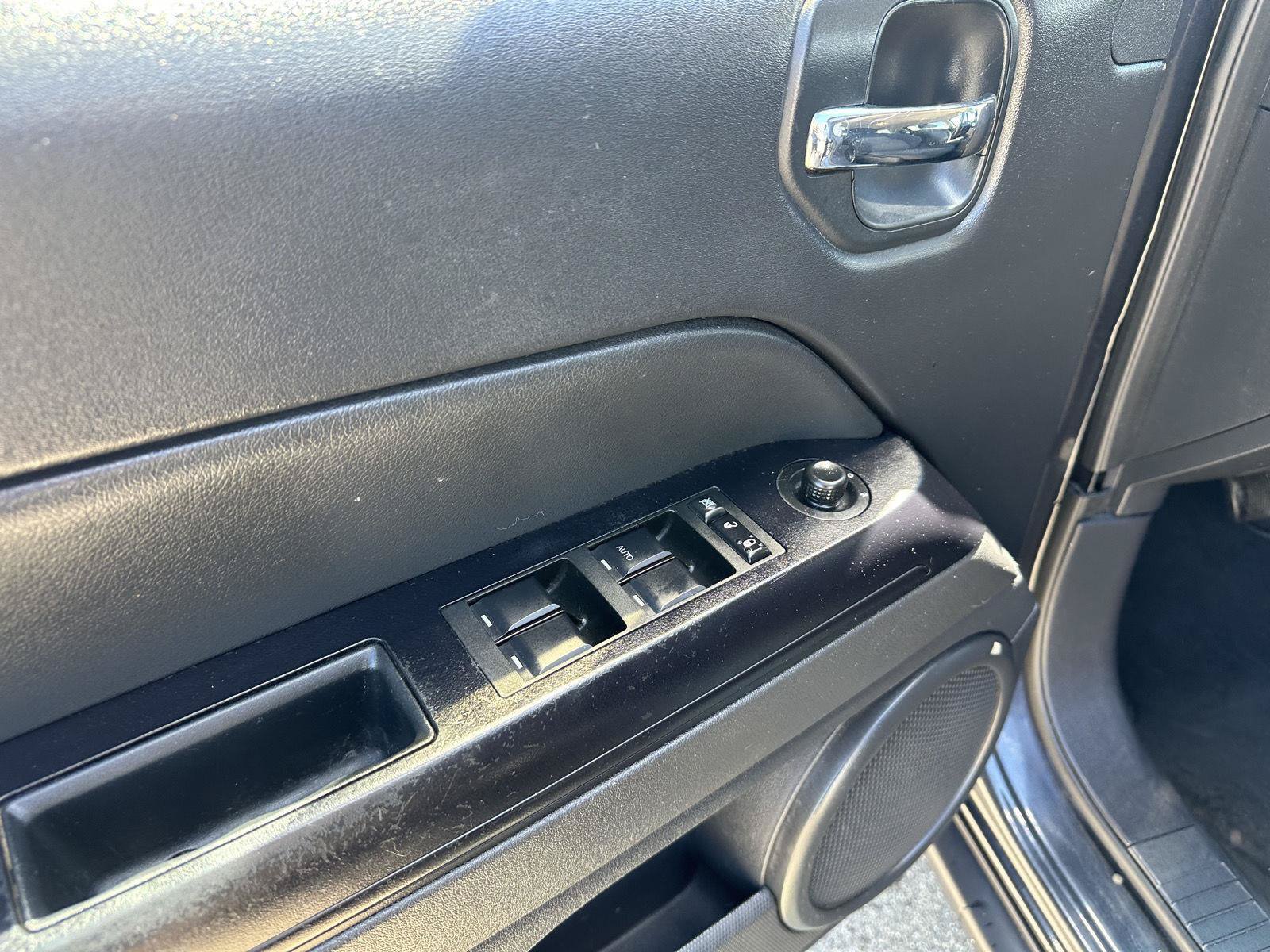 Used 2014 Jeep Patriot Latitude AWD/4WD image 18