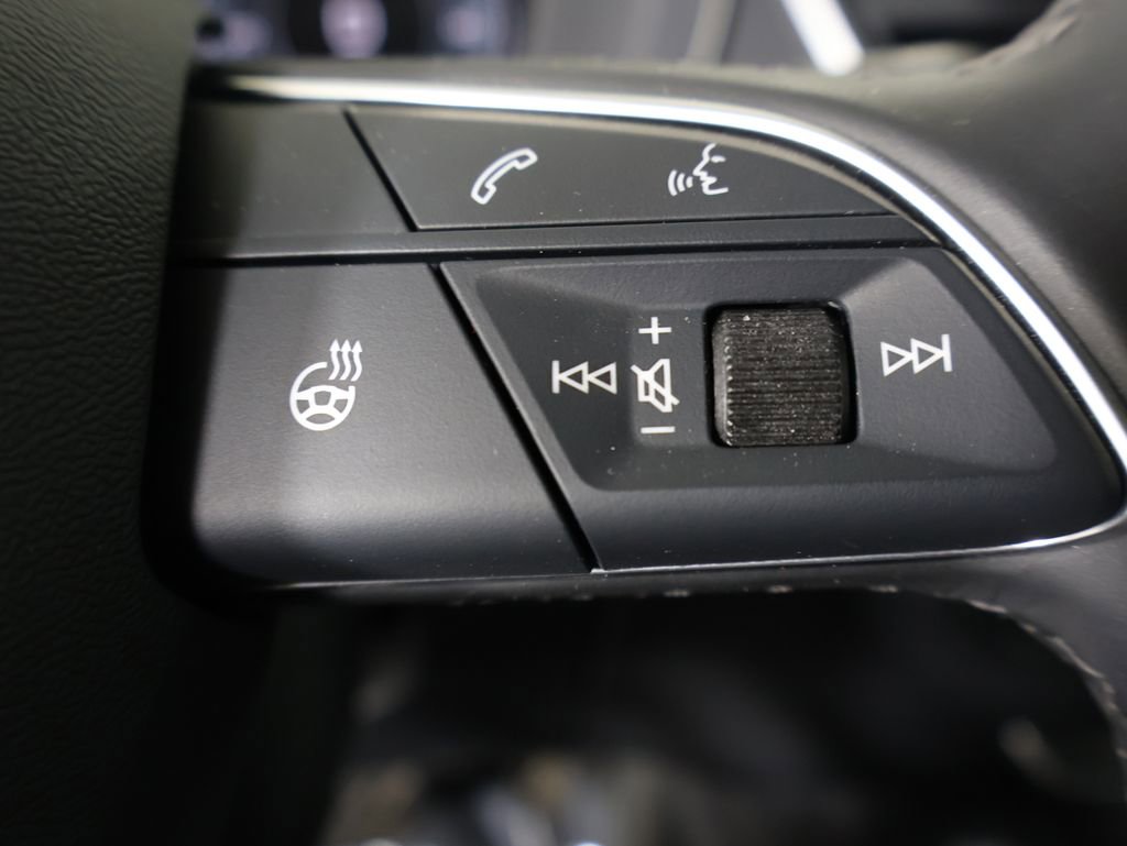 Used 2024 Audi Q5 e Premium w/ Convenience Package image 32