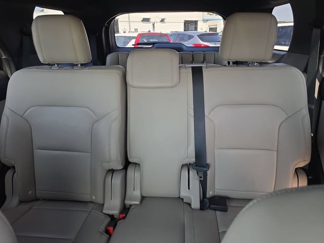 Used 2018 Ford Explorer XLT w/ Equipment Group 202A FWD image 13