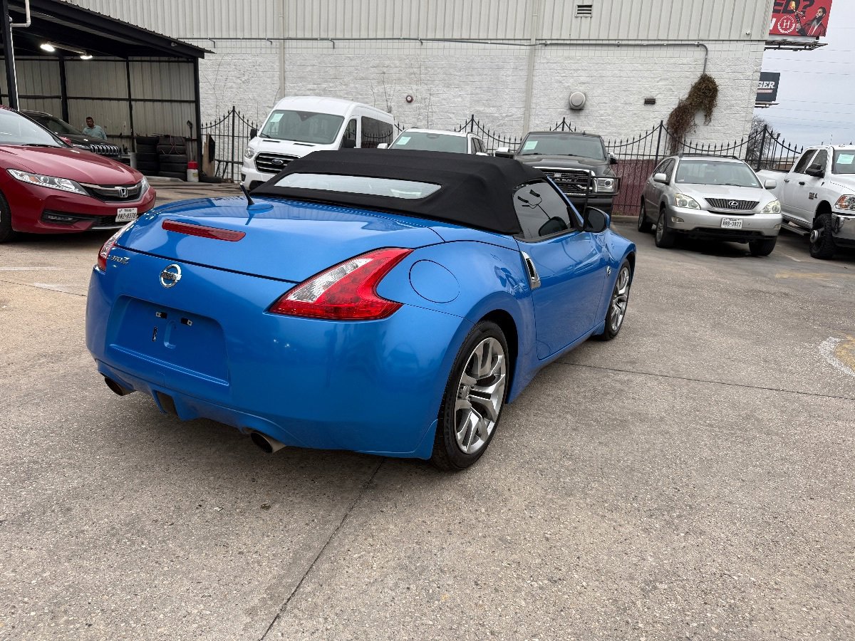 Used 2010 Nissan 370Z Touring RWD image 4