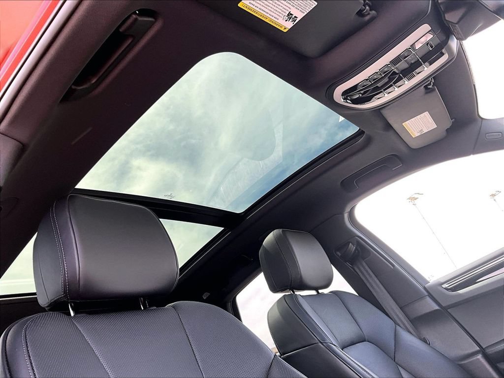 Certified 2025 Porsche Macan AWD/4WD image 18