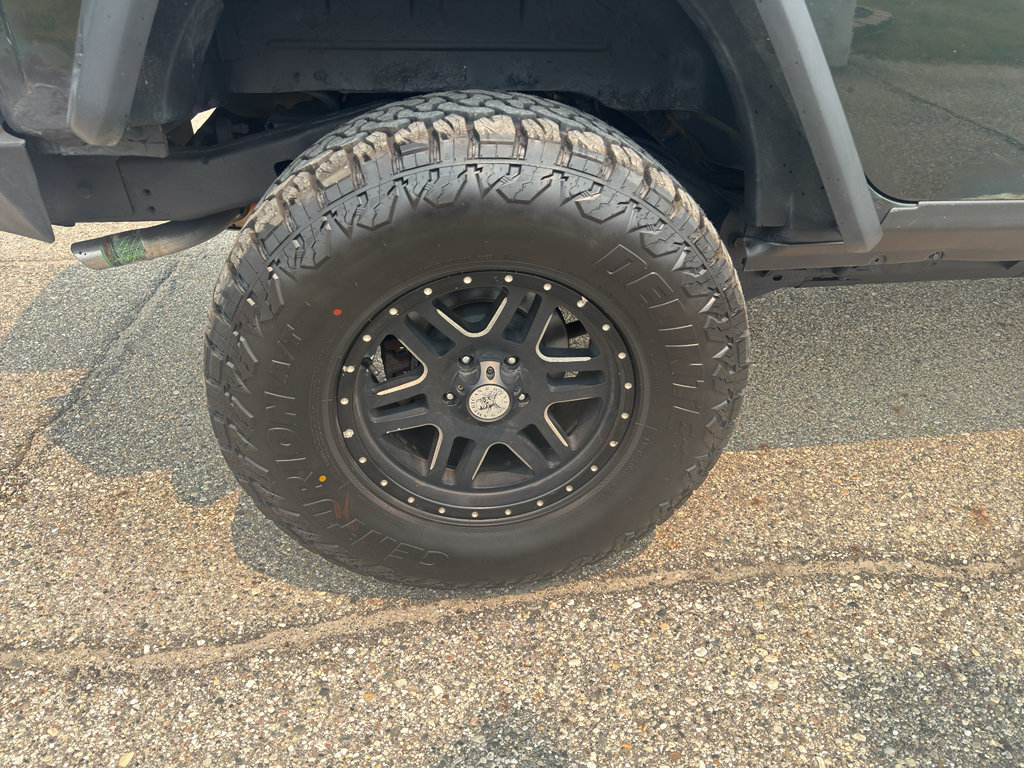 Used 2011 Jeep Wrangler Unlimited Rubicon w/ Connectivity Group AWD/4WD image 17