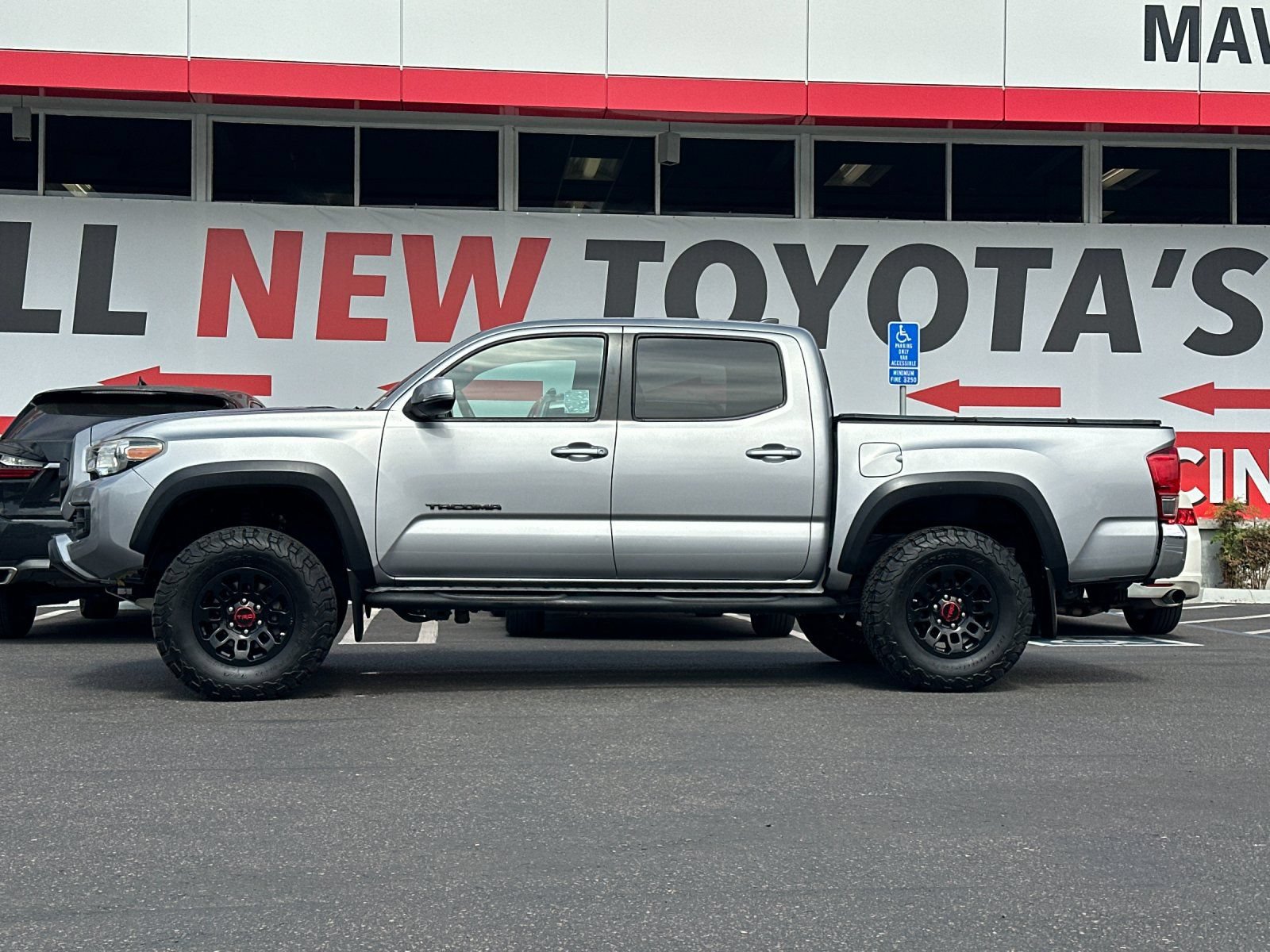 Used 2017 Toyota Tacoma TRD Off-Road w/ Tow Package (A/T) AWD/4WD image 2