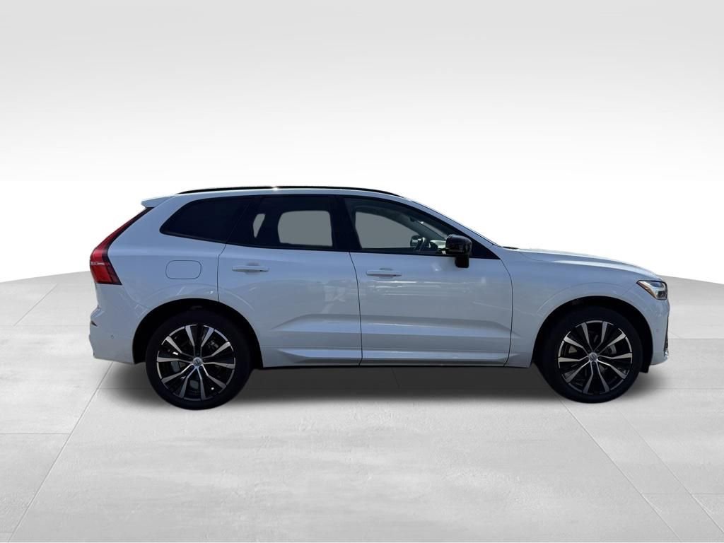 Used 2023 Volvo XC60 B5 Plus image 23