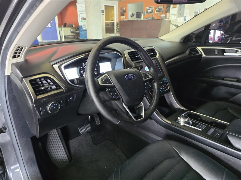 Used 2017 Ford Fusion SE w/ Fusion SE Technology Package FWD image 8