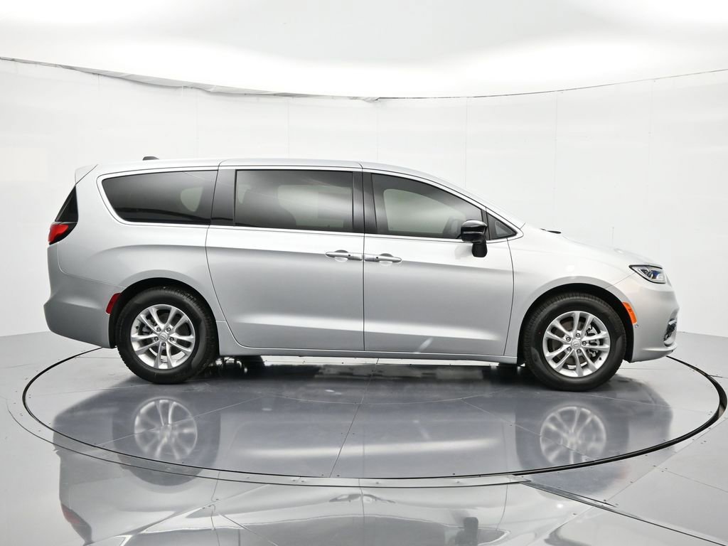 New 2026 Chrysler Pacifica Select image 5