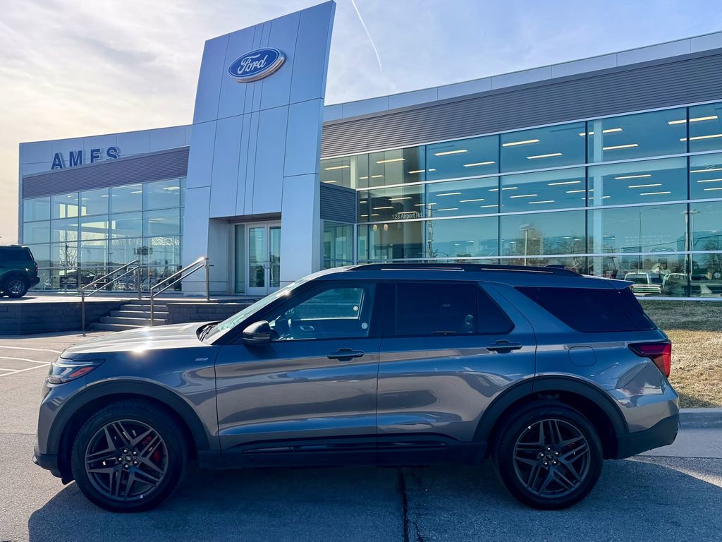 Used 2025 Ford Explorer ST-Line w/ ST-Line Street Pack image 3