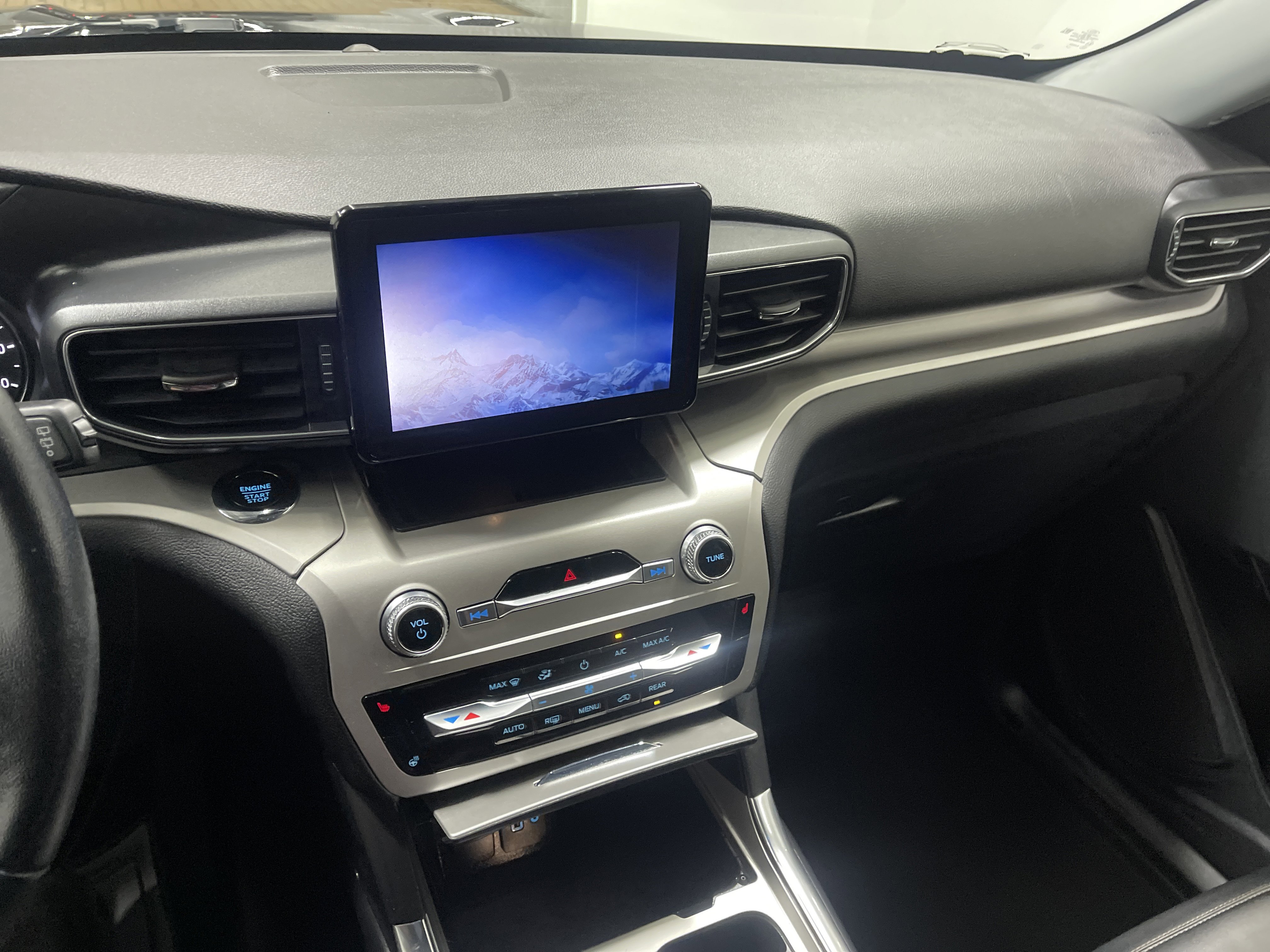 Used 2022 Ford Explorer XLT w/ Equipment Group 202A AWD/4WD image 29