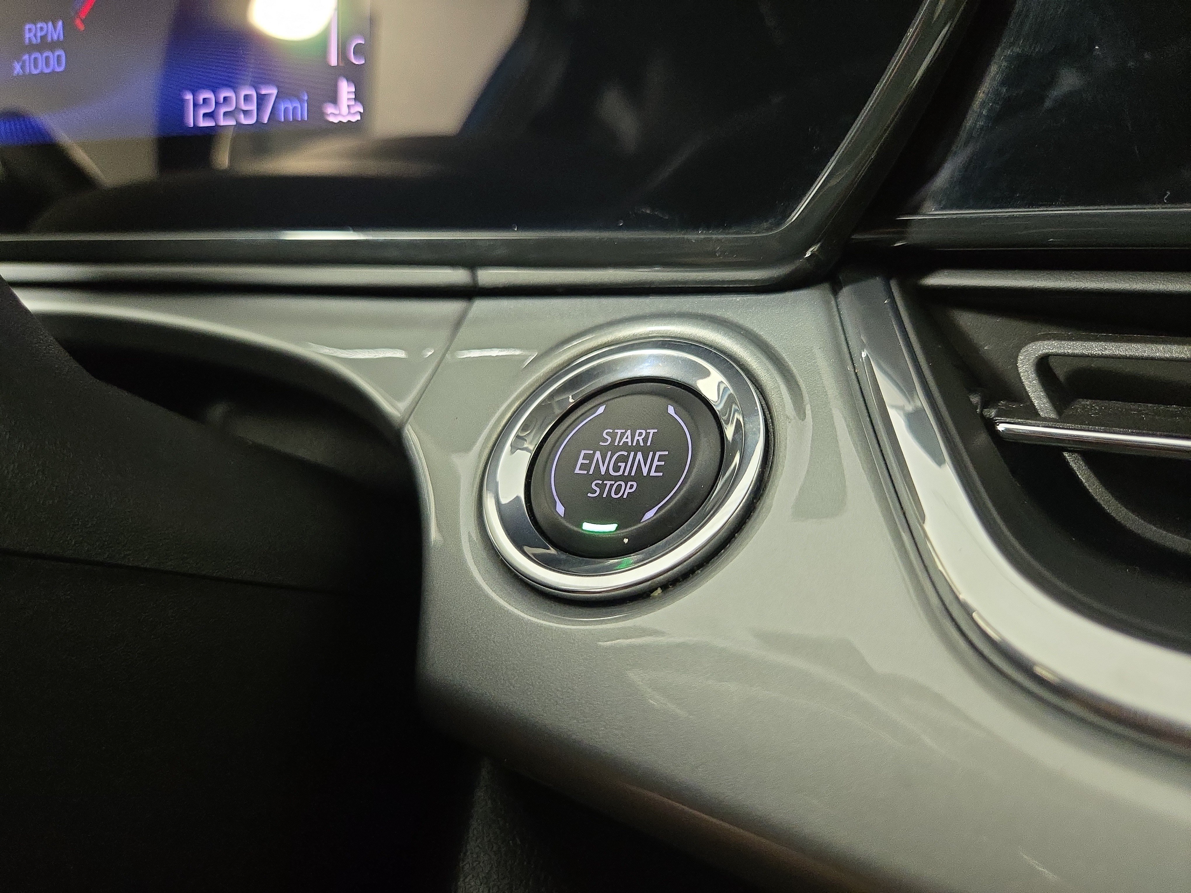 Used 2025 Chevrolet Trax LT w/ LT Convenience Package FWD image 24