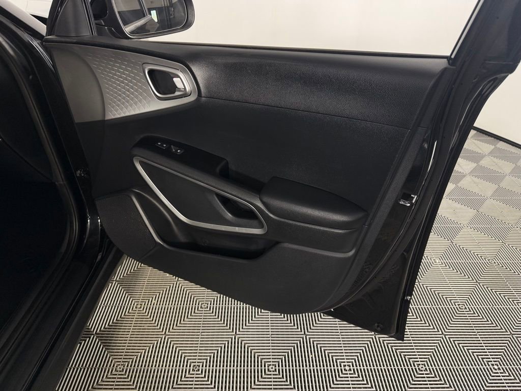 Used 2025 Kia Soul LX image 33
