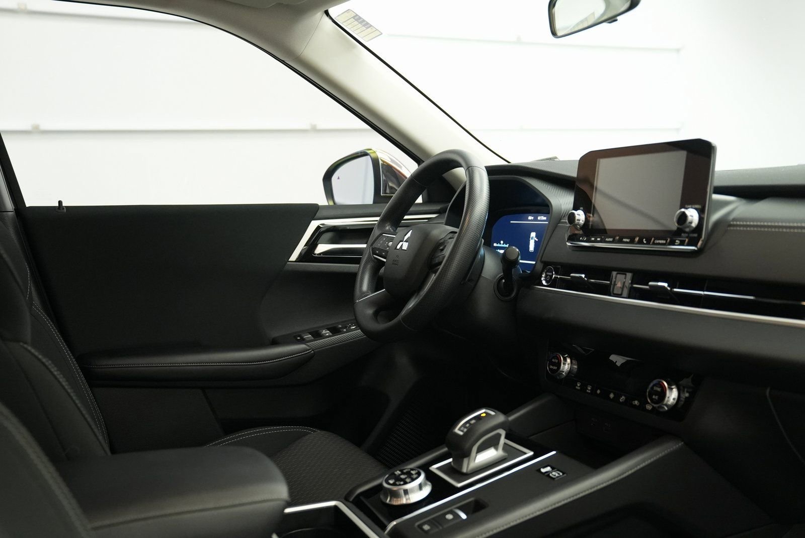 Used 2025 Mitsubishi Outlander ES image 33