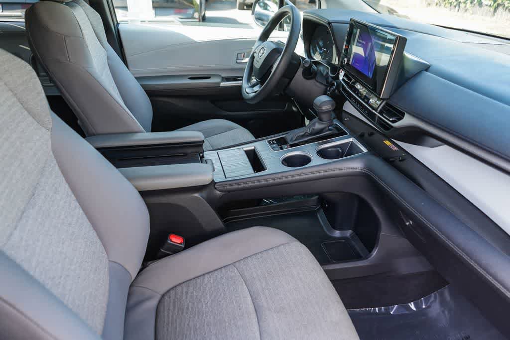 Used 2025 Toyota Sienna LE FWD image 16