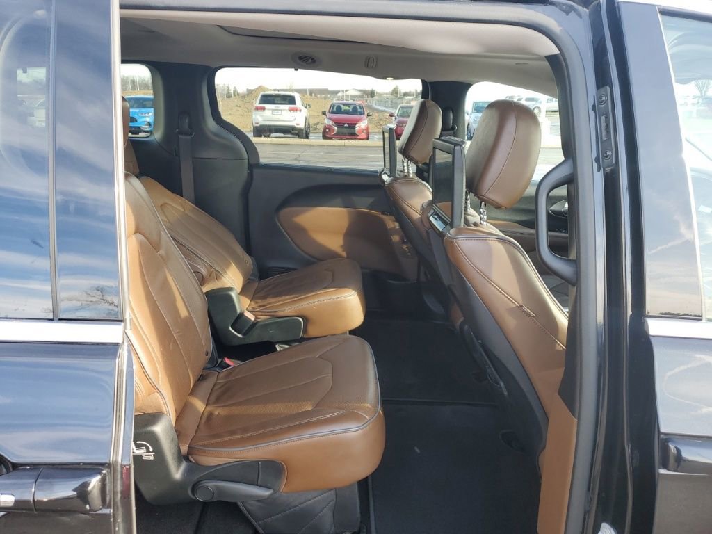 Used 2017 Chrysler Pacifica Limited image 29