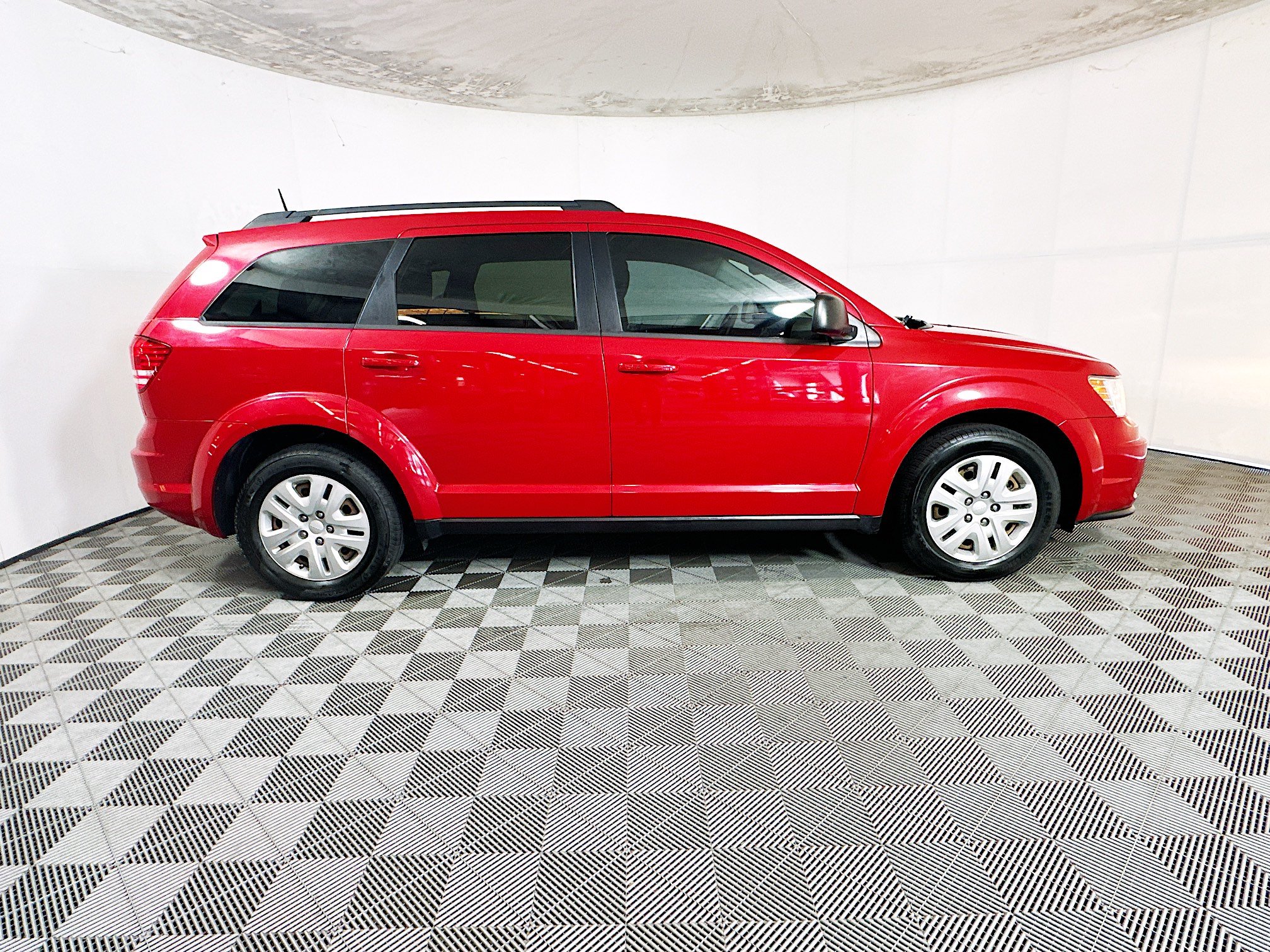 Used 2019 Dodge Journey SE FWD image 2