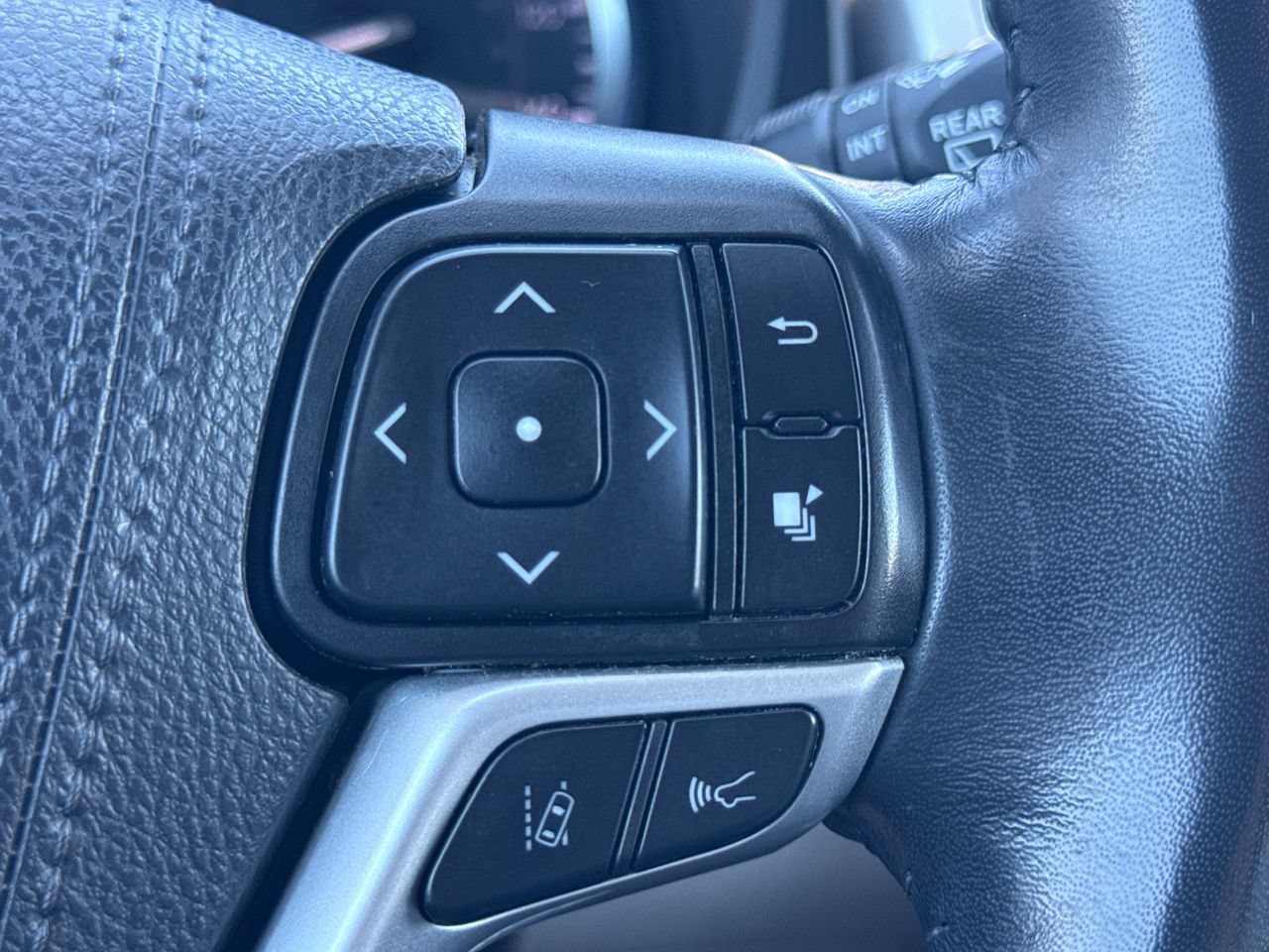Used 2019 Toyota Highlander XLE FWD image 29