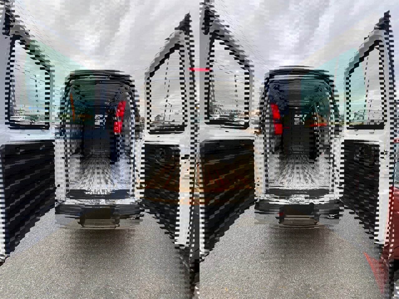 Used 2018 Chevrolet Express 2500 w/ Driver Convenience Package image 17