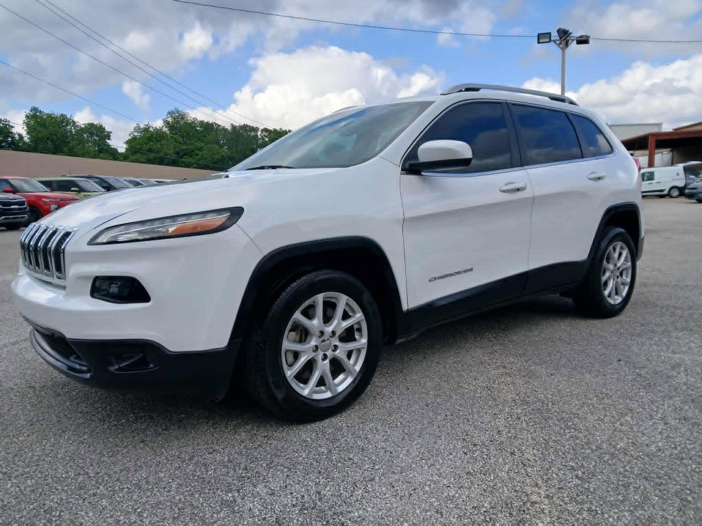 Used 2017 Jeep Cherokee Latitude FWD image 3