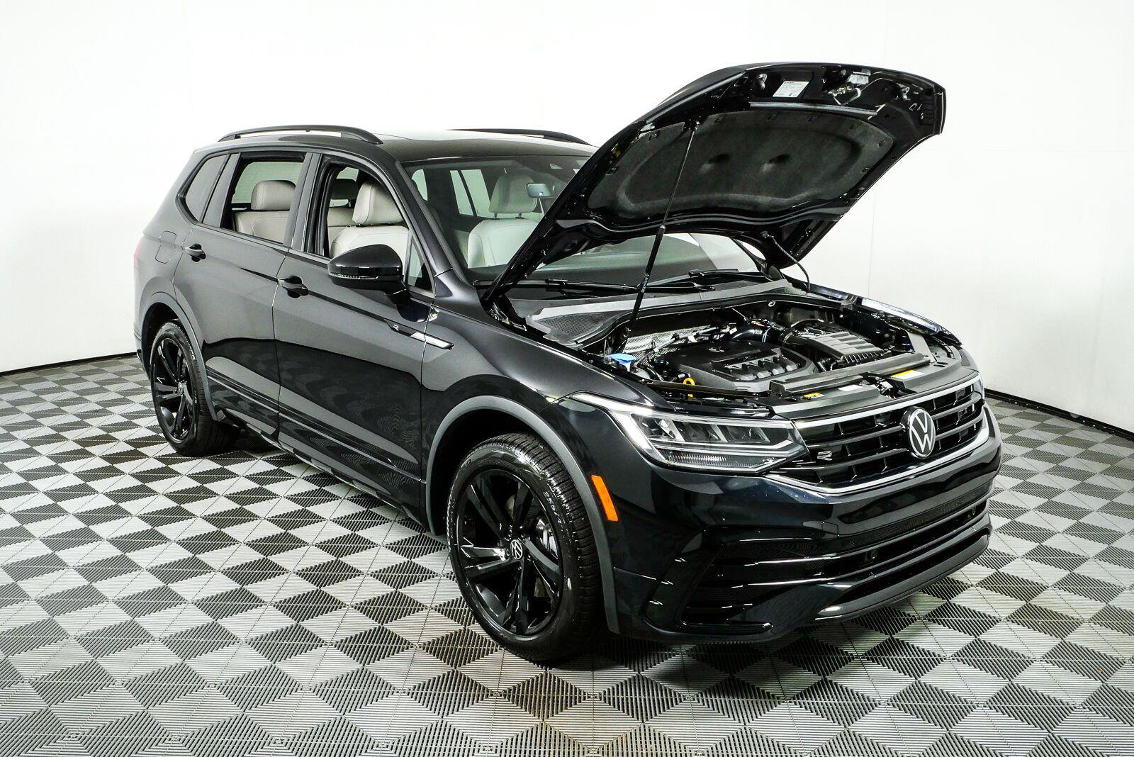 Certified 2024 Volkswagen Tiguan SE R-Line AWD/4WD image 33