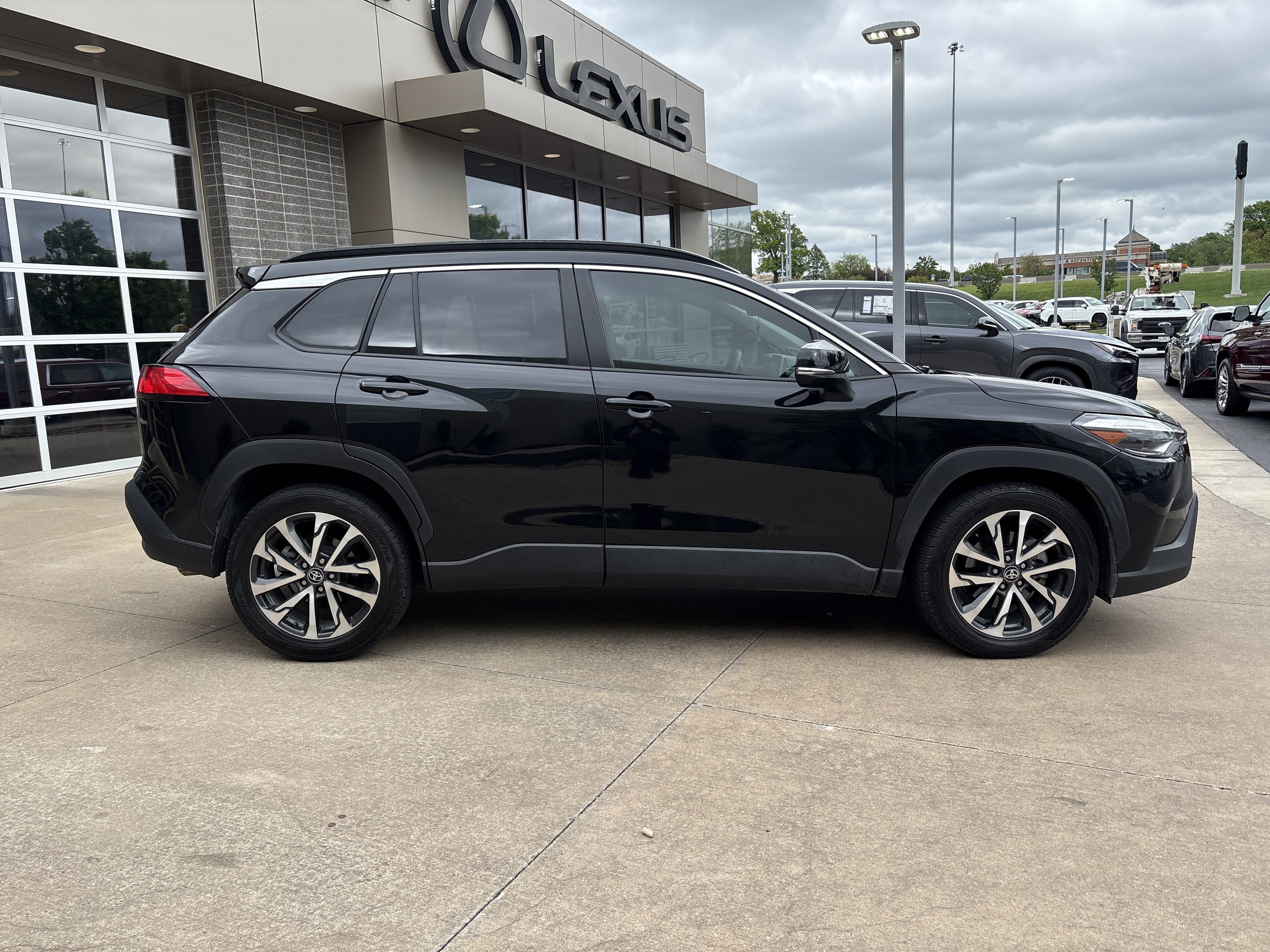 Used 2023 Toyota Corolla Cross XLE w/ Convenience Package AWD/4WD image 14