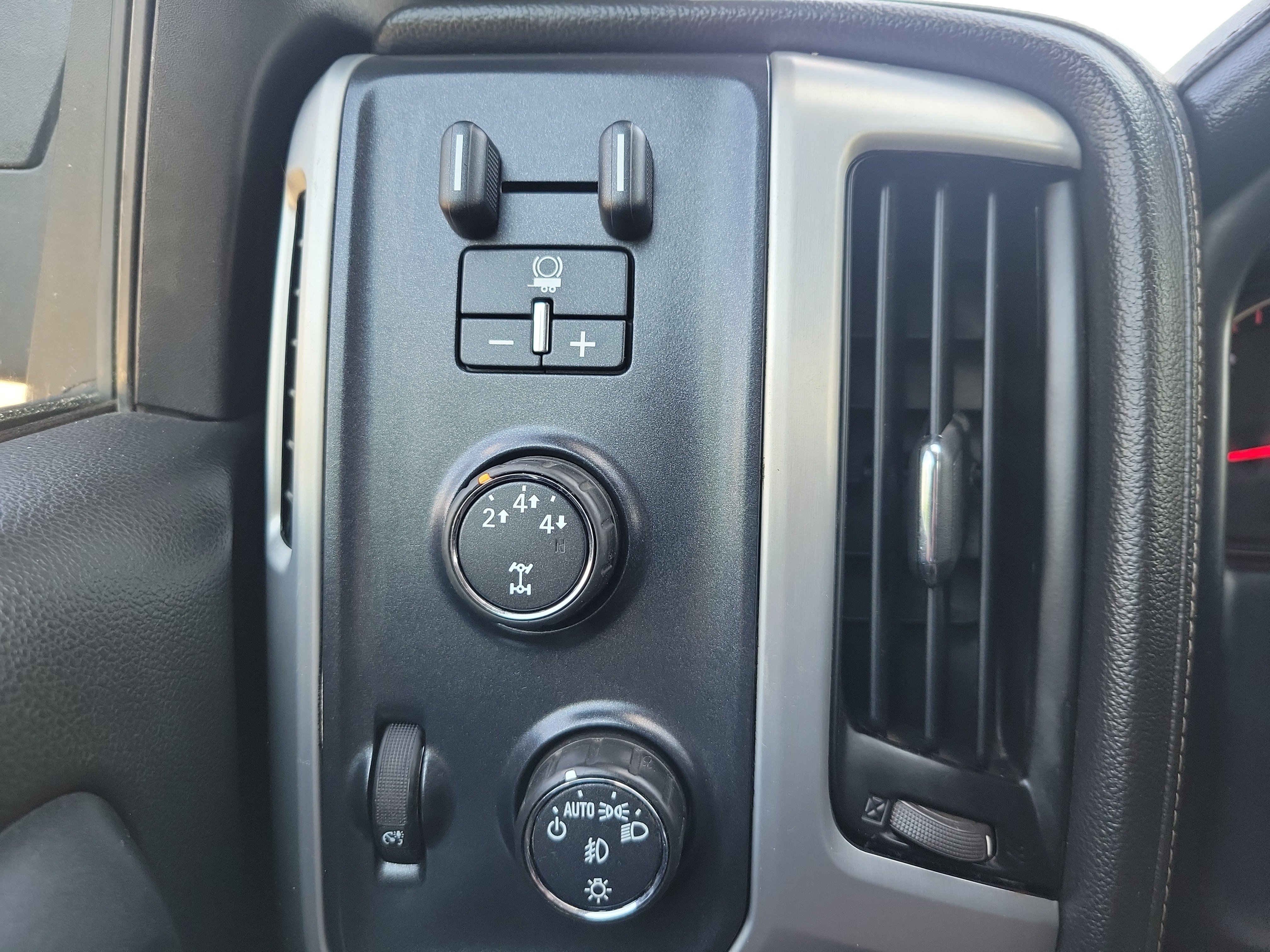 Used 2015 GMC Sierra 2500 SLE w/ SLE Preferred Package AWD/4WD image 28