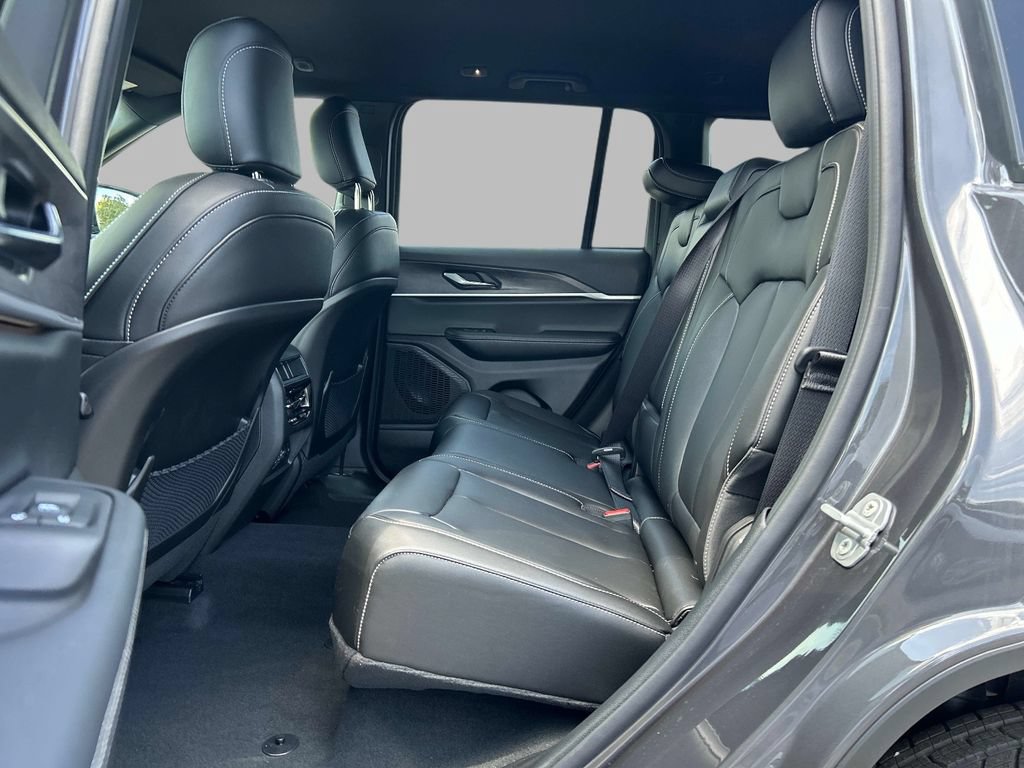 Used 2025 Jeep Grand Cherokee Limited AWD/4WD image 17