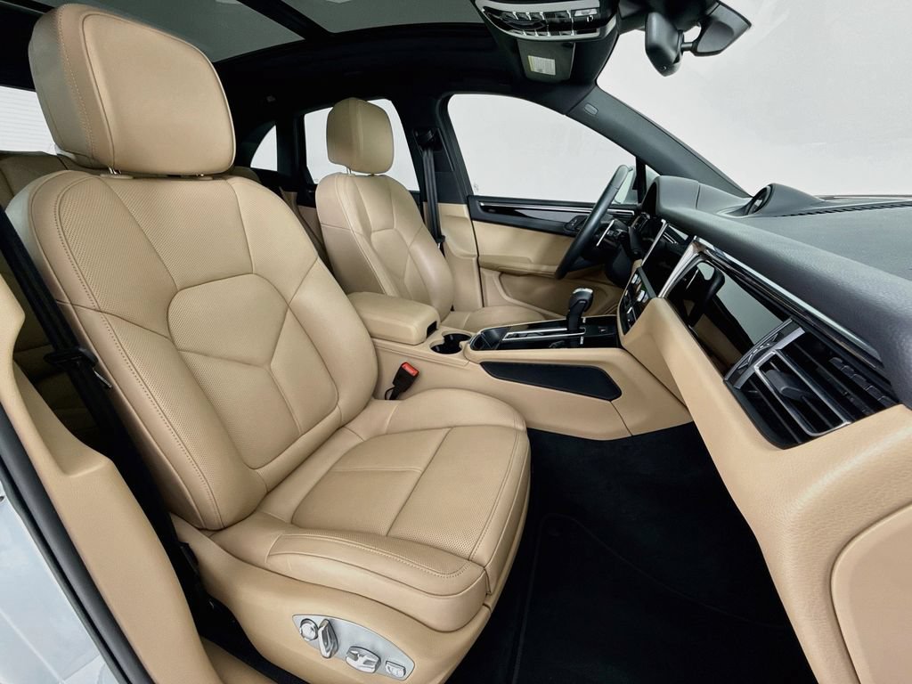 Certified 2025 Porsche Macan AWD/4WD image 30