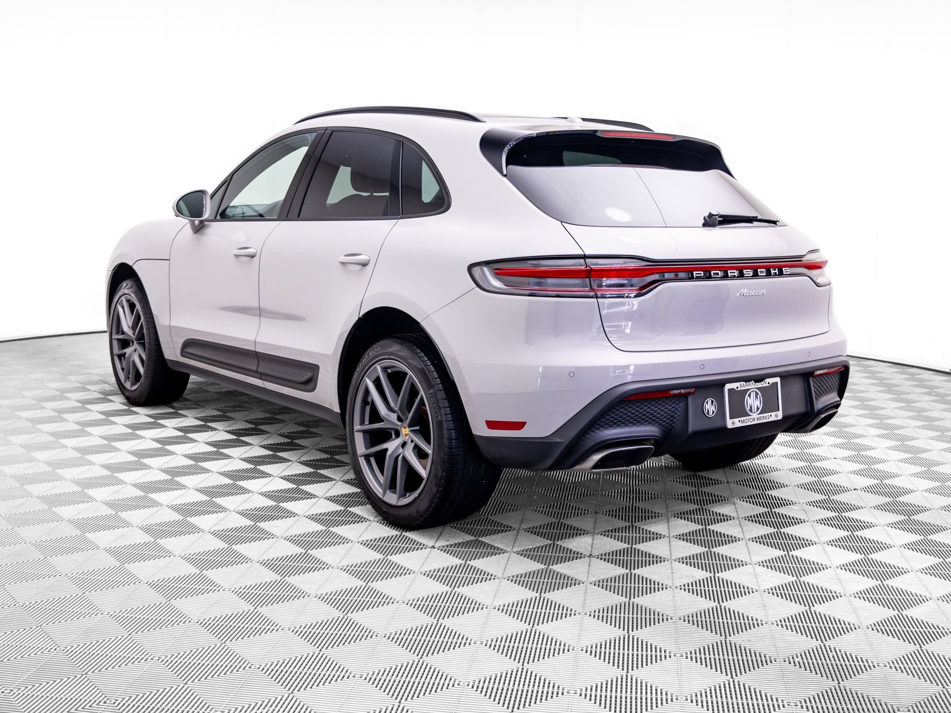 Used 2023 Porsche Macan AWD/4WD image 3