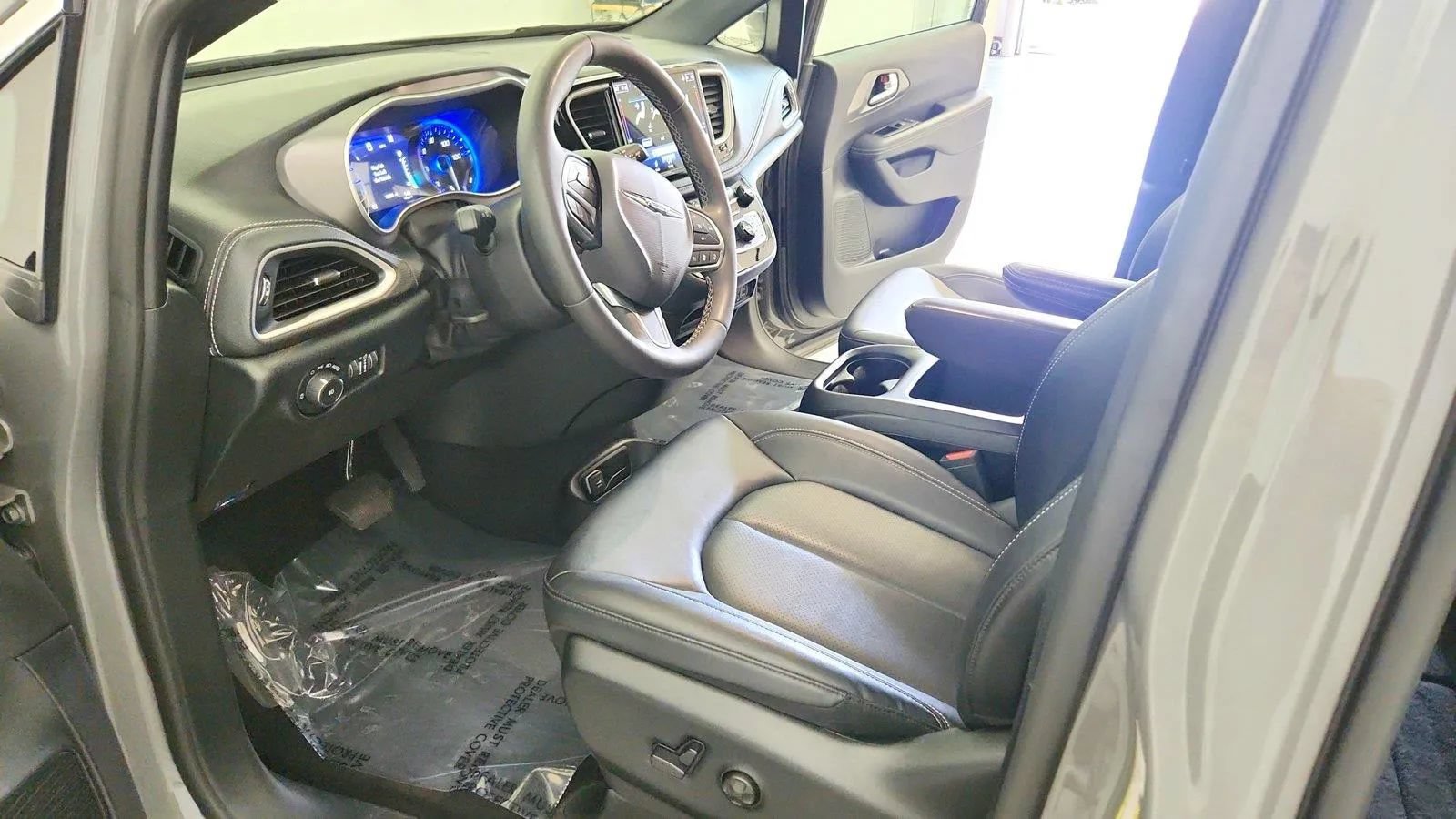 Used 2025 Chrysler Pacifica Select FWD image 14