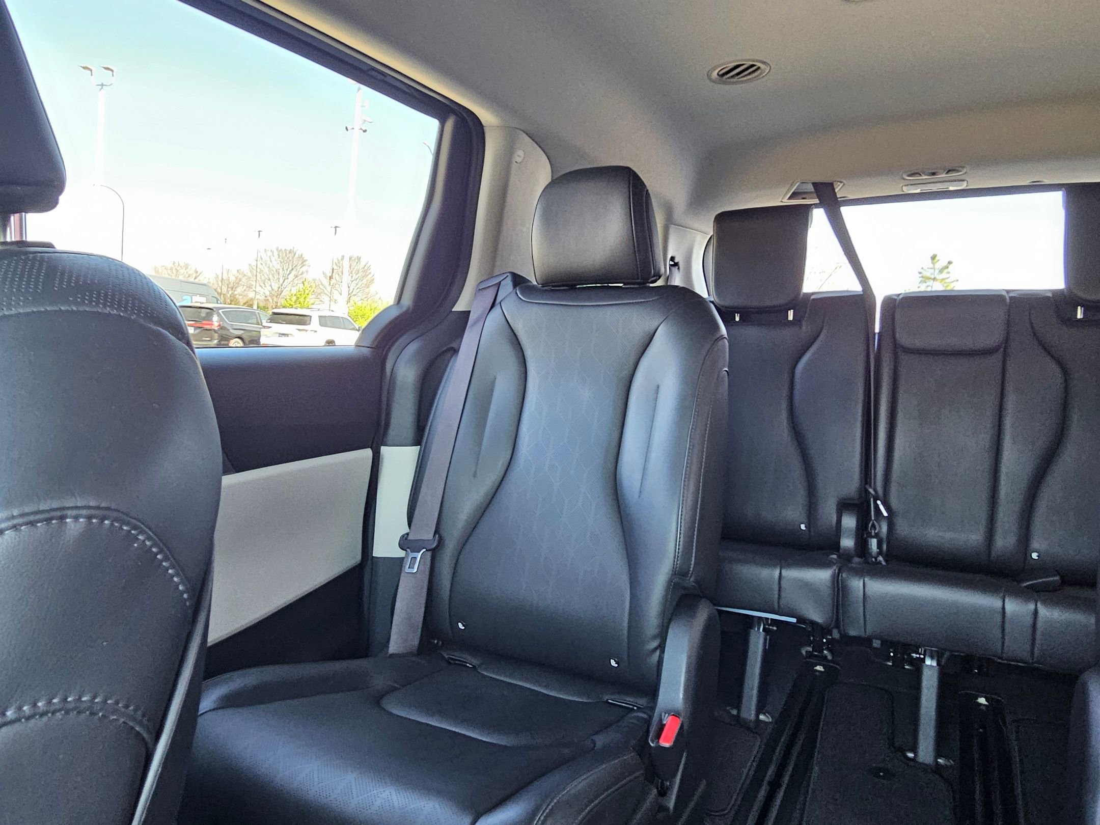 Used 2024 Kia Carnival LX FWD image 24